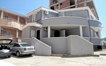 Apartamento Gredic, alojamiento privado en Dobre Vode, Montenegro